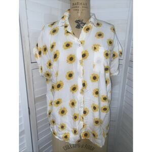 Love By Chesley Shirt Women’s XL White Short Sleeves Sunflower Hi Low Hem